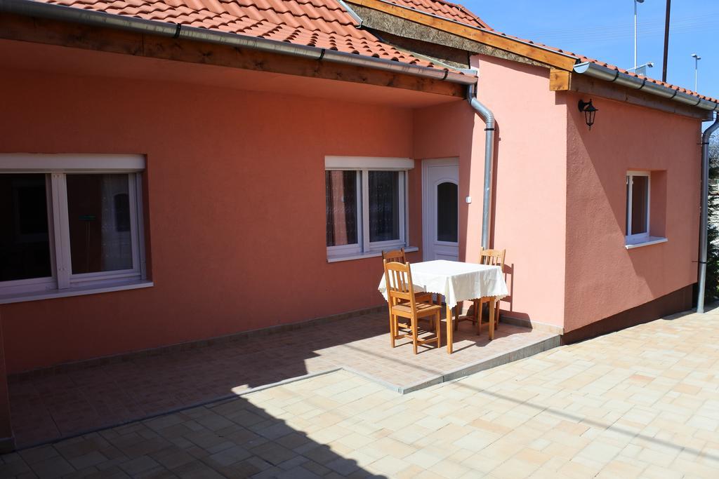 Kisasszony Apartman Eger Exterior photo